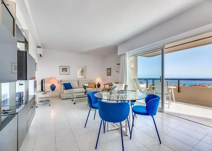 Апартаменти Charming With Sea Views