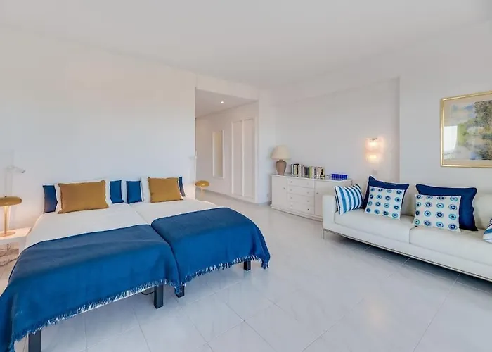 Charming With Sea Views Апартаменти