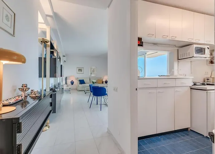 Апартаменти Charming With Sea Views *